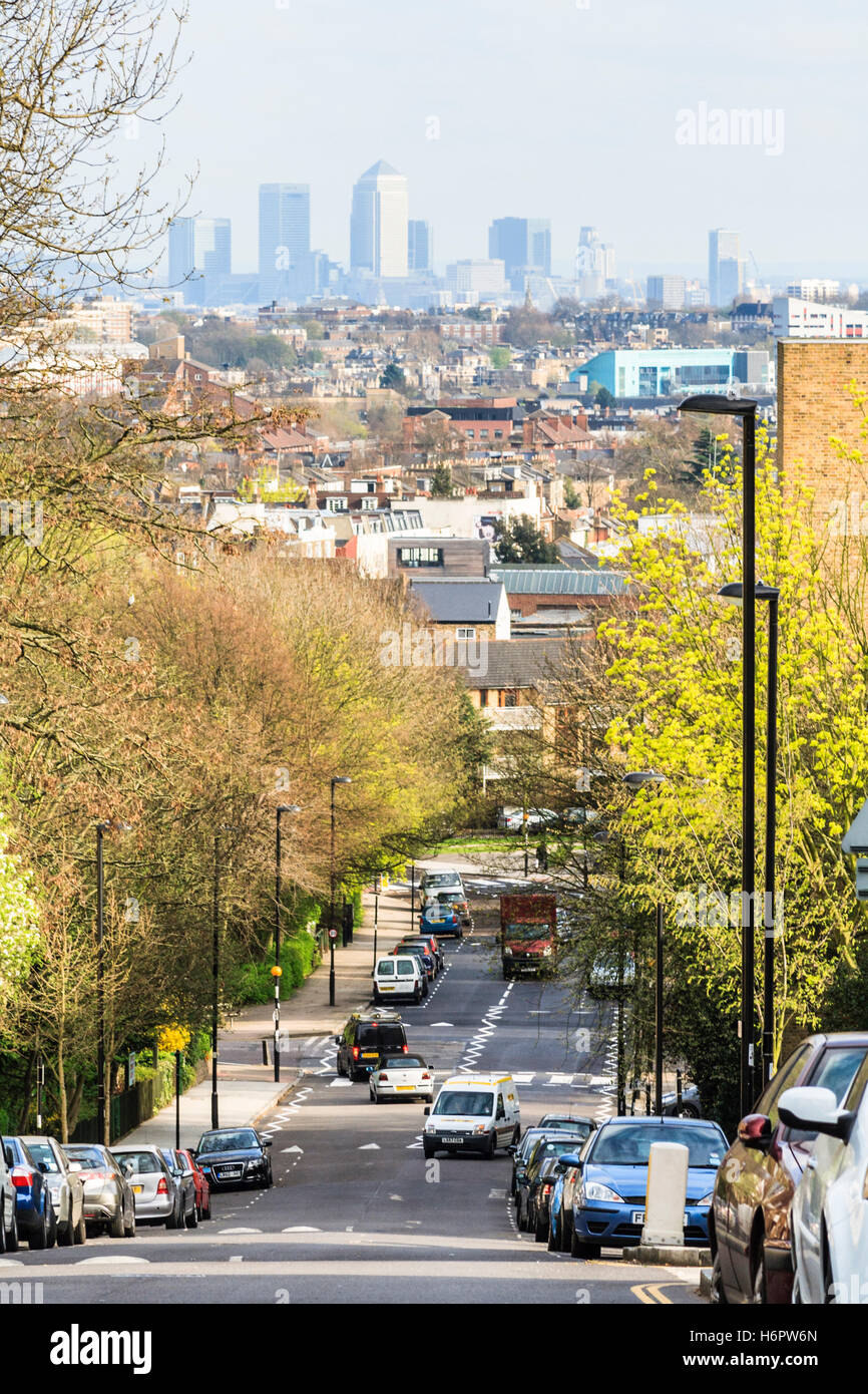 Vista su tutta Londra a una nebbiosa Canary Wharf da Hazellville Road, a nord di Londra, Regno Unito, in una bella giornata di primavera Foto Stock