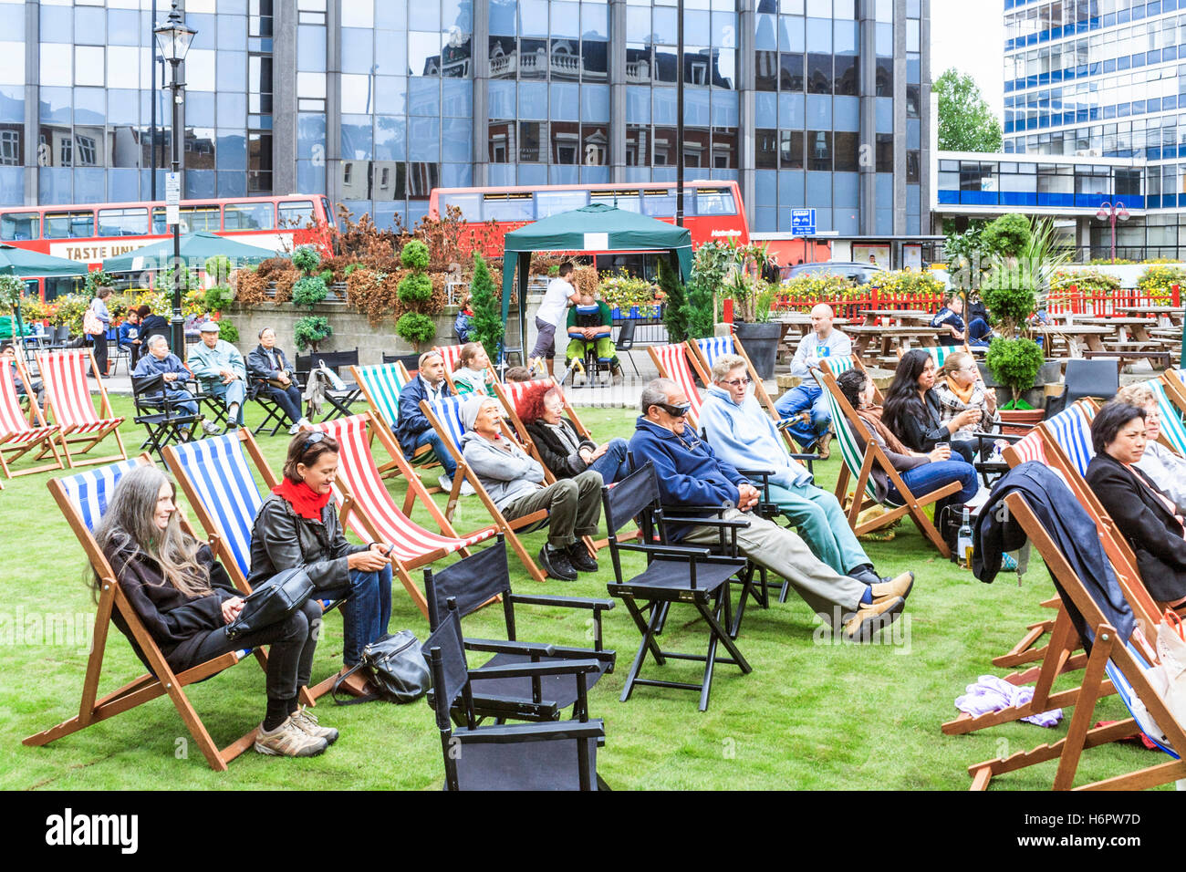 L'isola in Archway giratorie, Islington (ora Navigator Square), temporaneamente ricoperto di erba nel corso di un evento della comunità nel 2010, LONDRA, REGNO UNITO Foto Stock