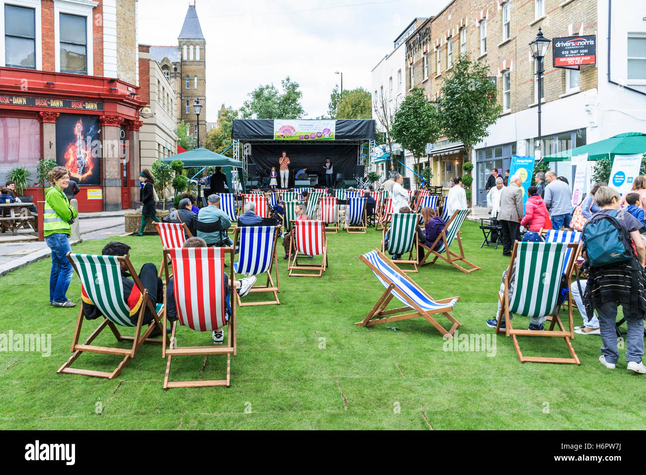 L'isola in Archway giratorie, Islington (ora Navigator Square), temporaneamente ricoperto di erba nel corso di un evento della comunità nel 2010, LONDRA, REGNO UNITO Foto Stock