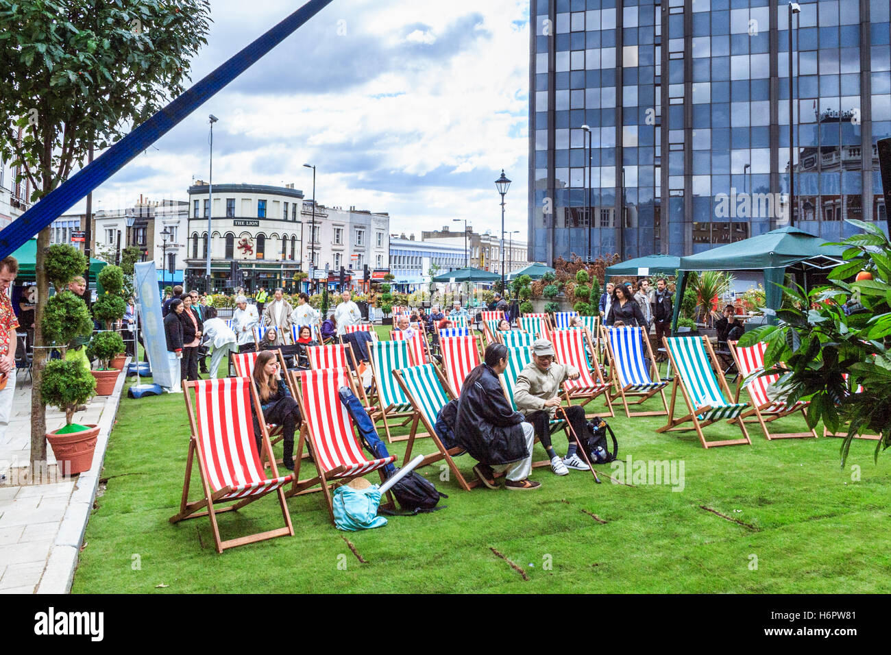 L'isola in Archway giratorie, Islington (ora Navigator Square), temporaneamente ricoperto di erba nel corso di un evento della comunità nel 2010, LONDRA, REGNO UNITO Foto Stock