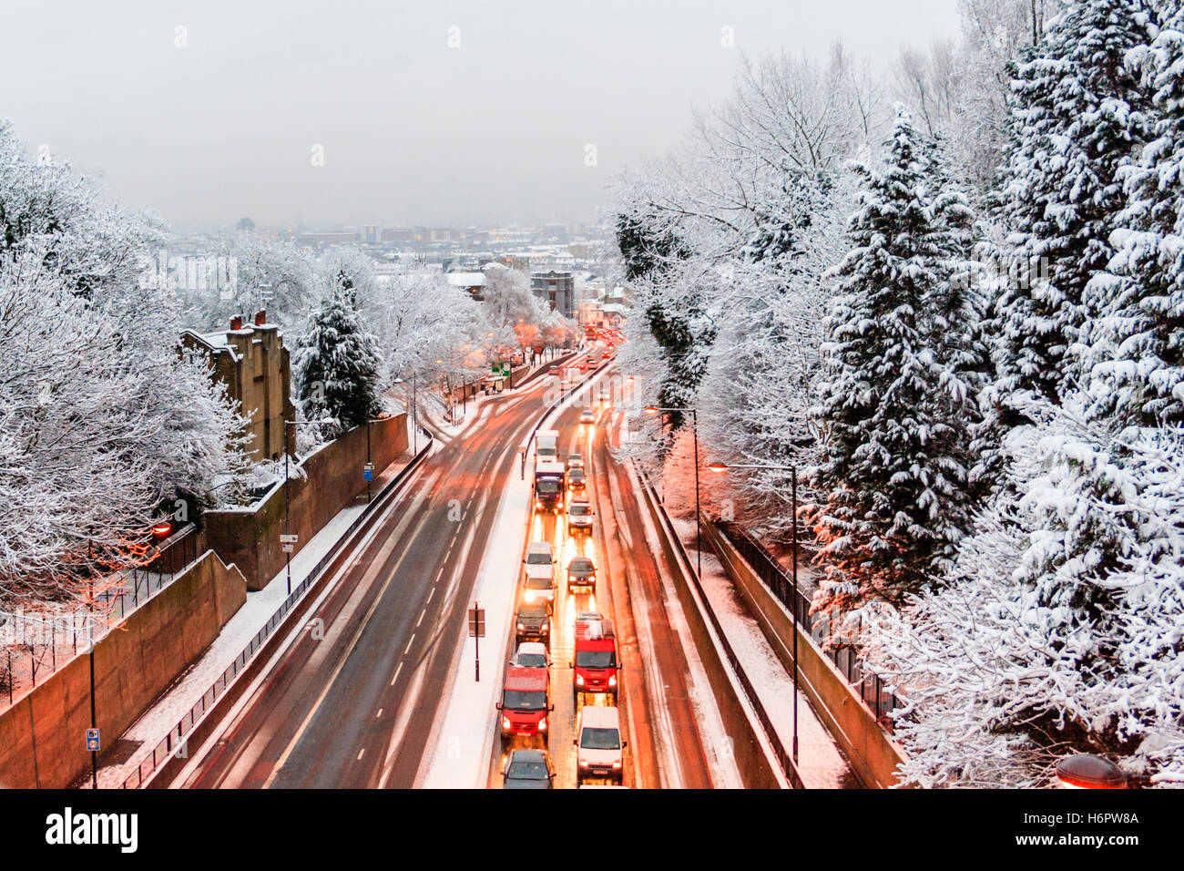 La neve è causa di ritardi e la congestione sulla carreggiata in direzione Nord della A1 Archway Road, Londra, Regno Unito, guardando a sud di Hornsey Lane bridge Foto Stock