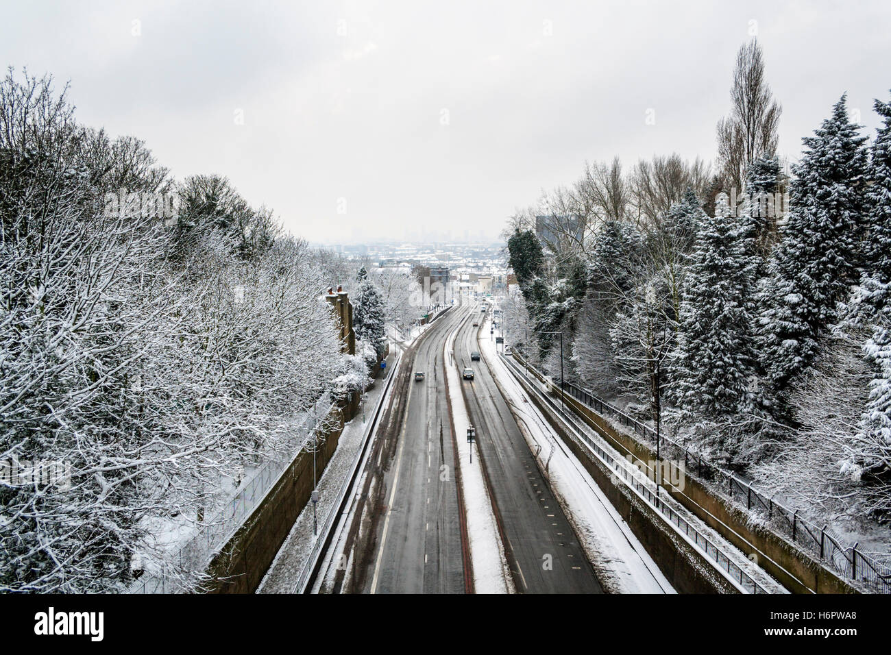 Guardando verso sud lungo Archway Road, Londra del nord nella neve, da Hornsey Lane bridge, Lonon, REGNO UNITO Foto Stock