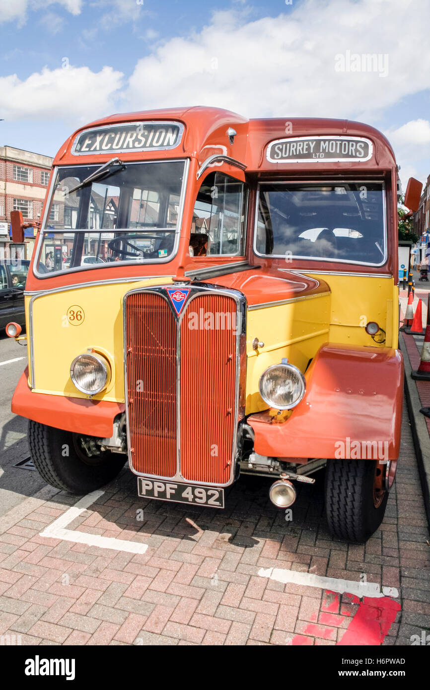 1951 AEC Regal lll metà cabina omnibus, PPF 492 nel Surrey Motors livrea, North Cheam, Greater London, 2008 Foto Stock