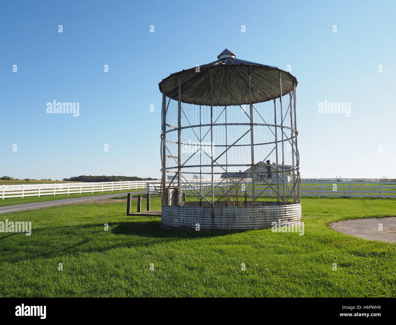 Un vecchio silos siede inutilizzata Foto Stock