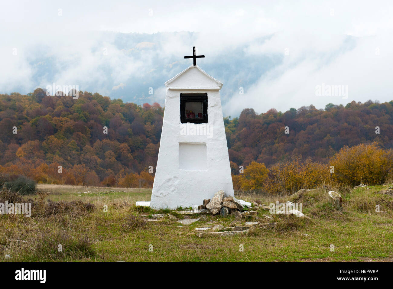 Greco-ortodossa santuario di preghiera in una nebbiosa Giornata, Grecia Foto Stock