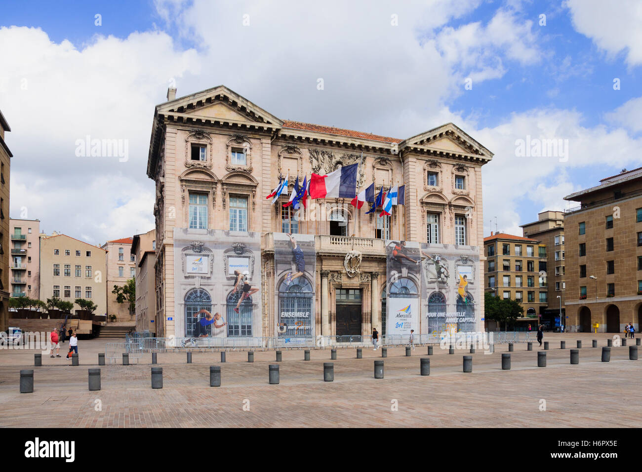 Marsiglia, Francia - Ottobre 08, 2014: locali e turisti passeggiata di fronte all'Hotel de Ville (municipio), a Marsiglia Foto Stock
