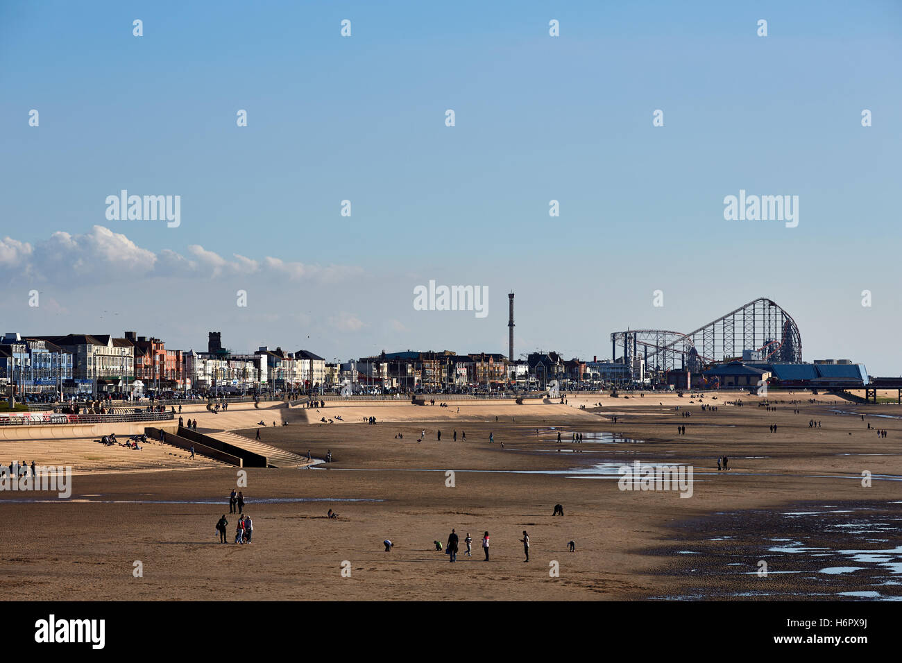 Blackpool fun fair skyline vacanza sulla spiaggia lato mare città resort Lancashire attrazioni turistiche fiera del divertimento rollercoaster fronte mare Foto Stock