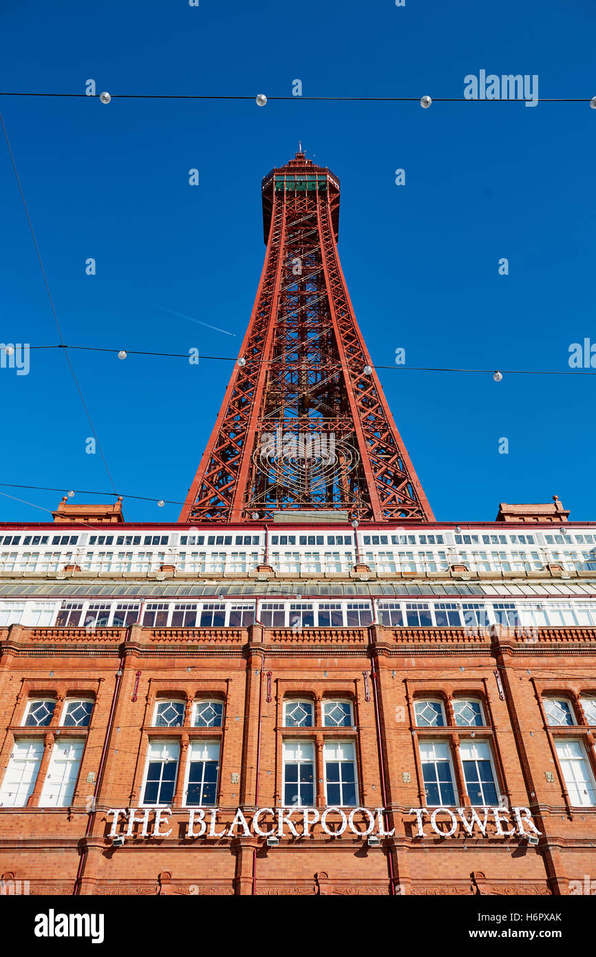La Blackpool Tower struttura vacanza landmark sea side town resort Lancashire attrazioni turistiche tower copyspace blue sky dettaglio Foto Stock