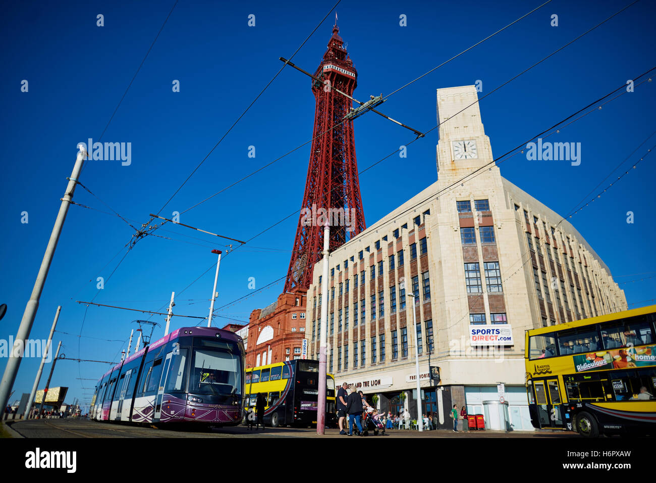 Blackpool ftower moderno tram light rail Holiday sea side town resort Lancashire attrazioni turistiche tower copyspace cielo blu d Foto Stock