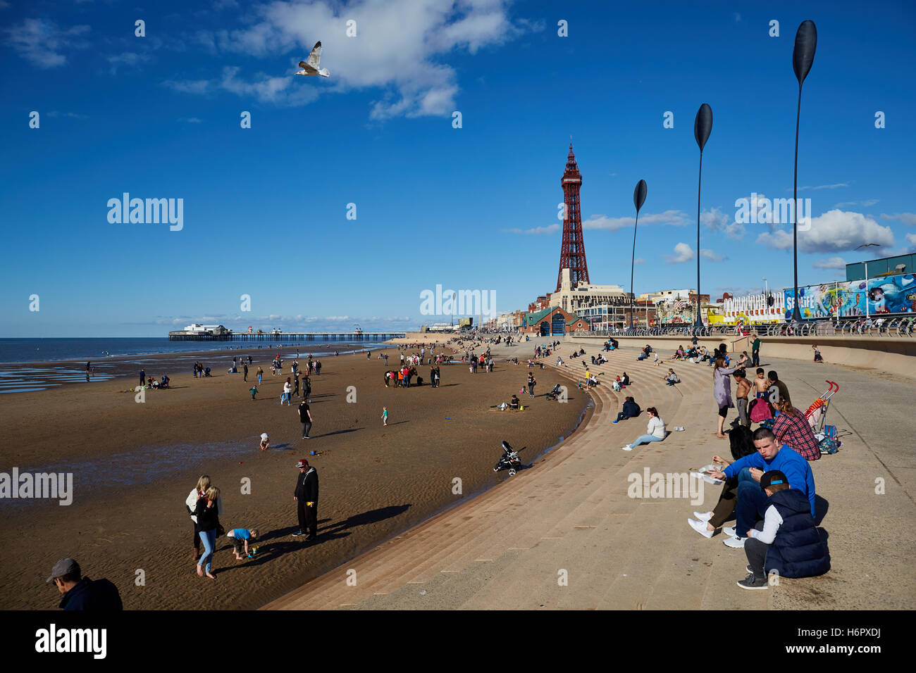 Blackpool occupato spiaggia affollata giornata di sole Holiday resort Lancashire attrazioni turistiche mare attrazione anteriore i turisti in viaggio Foto Stock