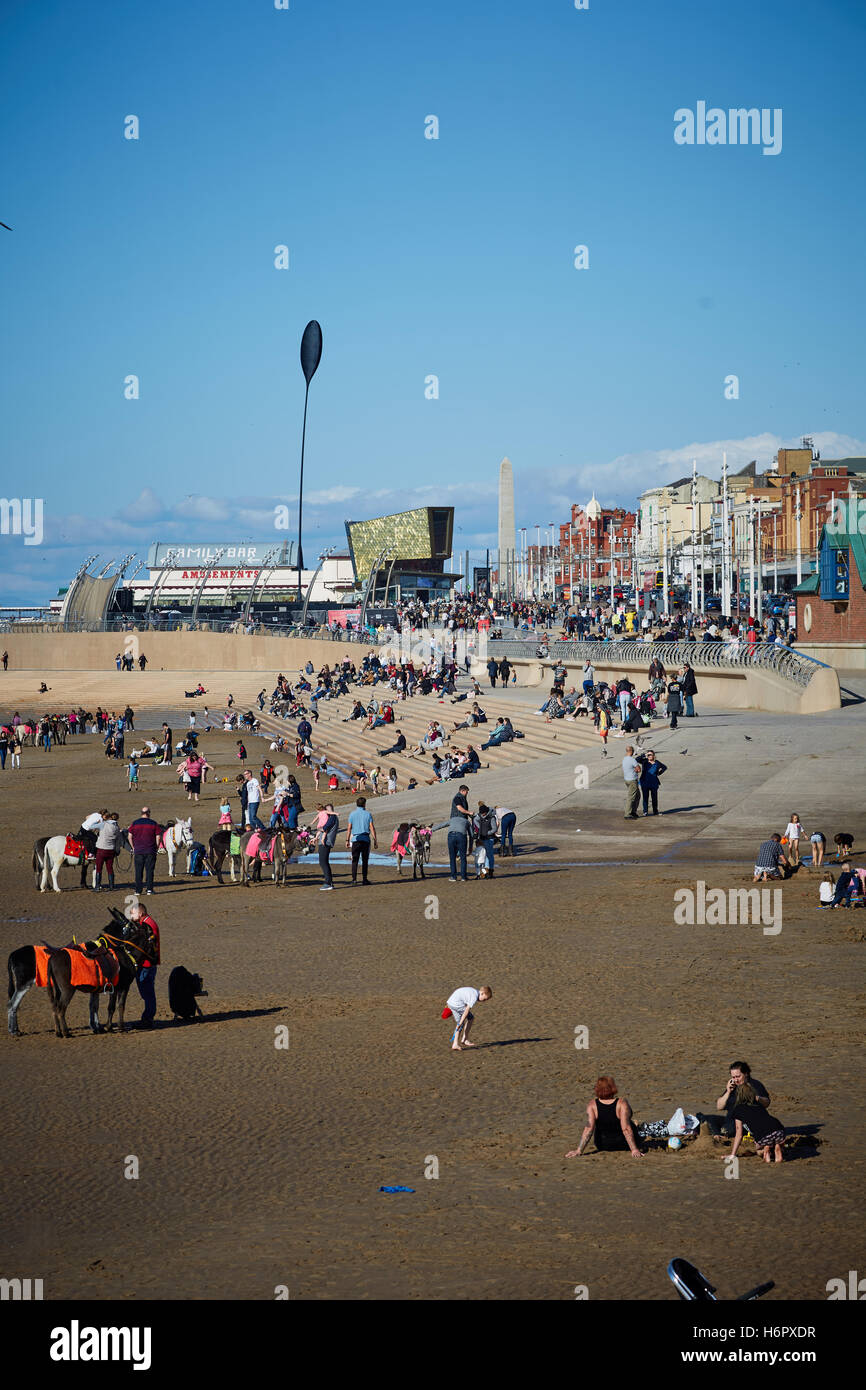 Blackpool occupato spiaggia affollata giornata di sole Holiday resort Lancashire attrazioni turistiche mare attrazione anteriore i turisti in viaggio Foto Stock