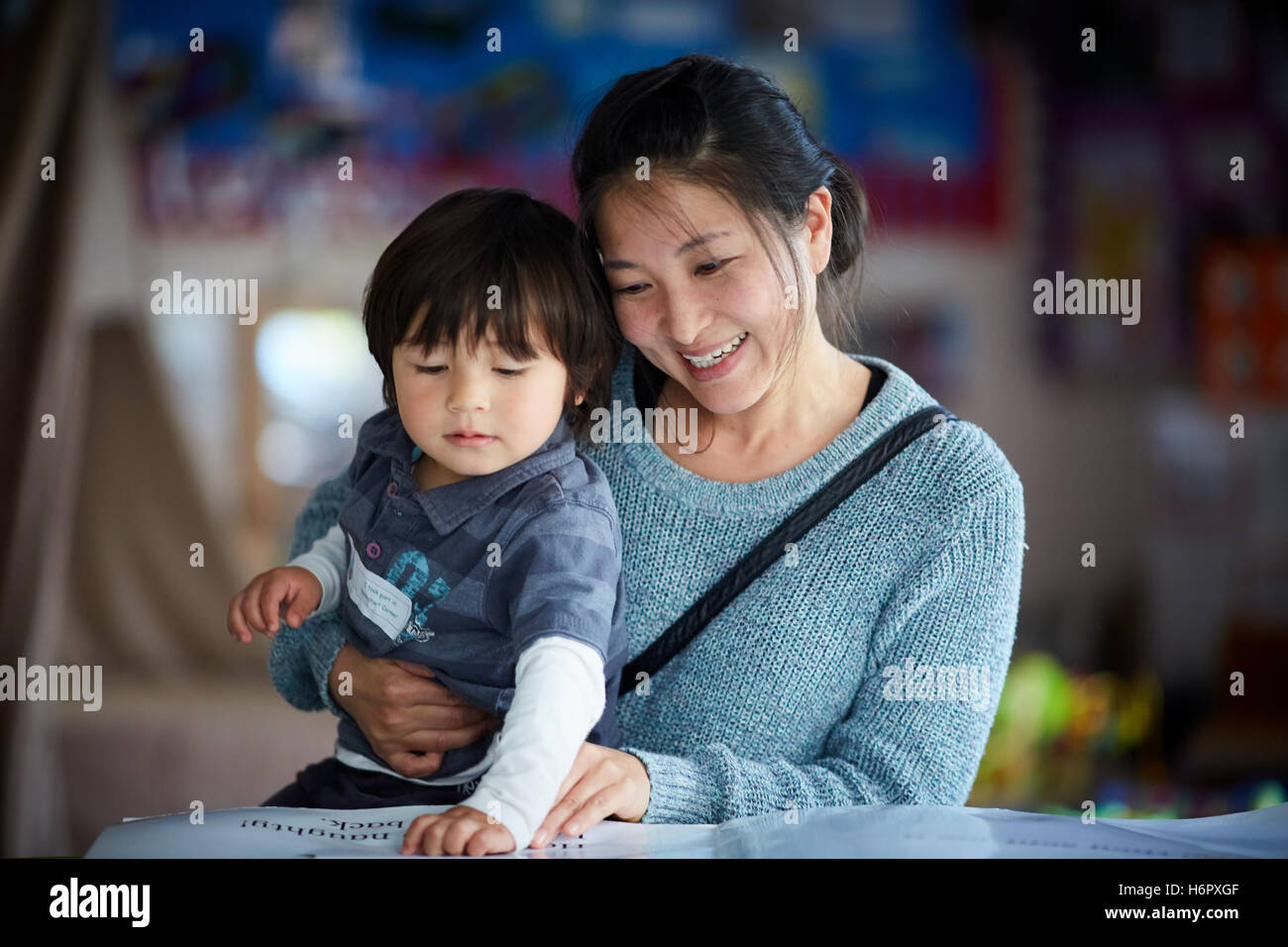 La mamma la lettura al figlio prenota mummia ambiente scolastico condivisione maschio divertimento istruzione lezioni agli studenti di studiare un ulteriore studio studiare l Foto Stock