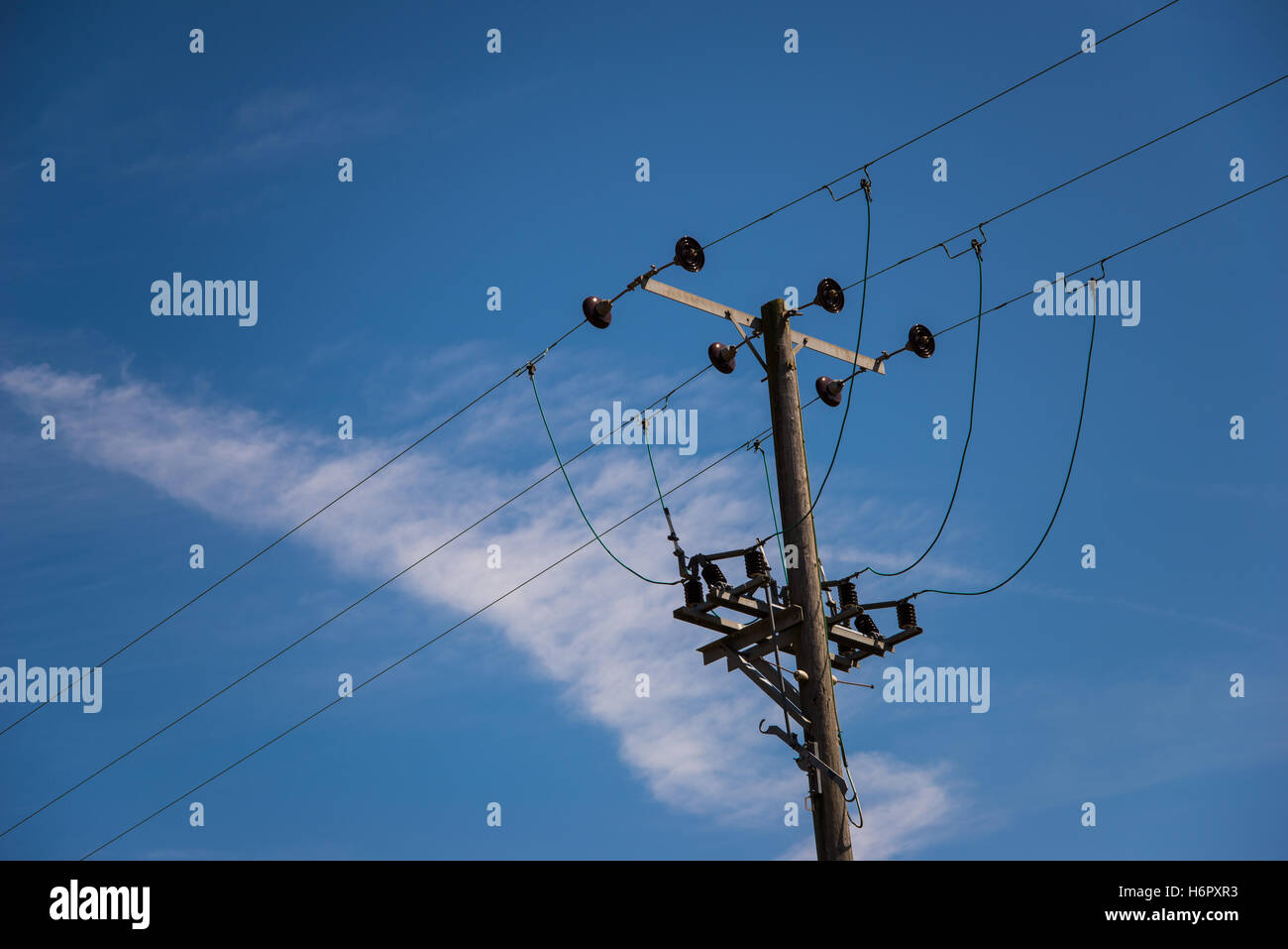 Pilone dell contro quasi limpido cielo blu Foto Stock