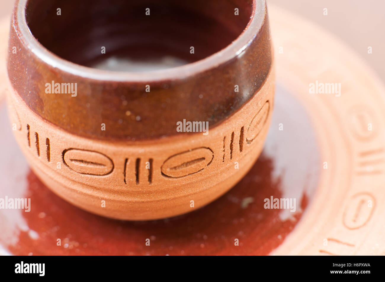 Dettaglio chiudere fino di terracotta tazza da caffè, colore marrone Foto Stock