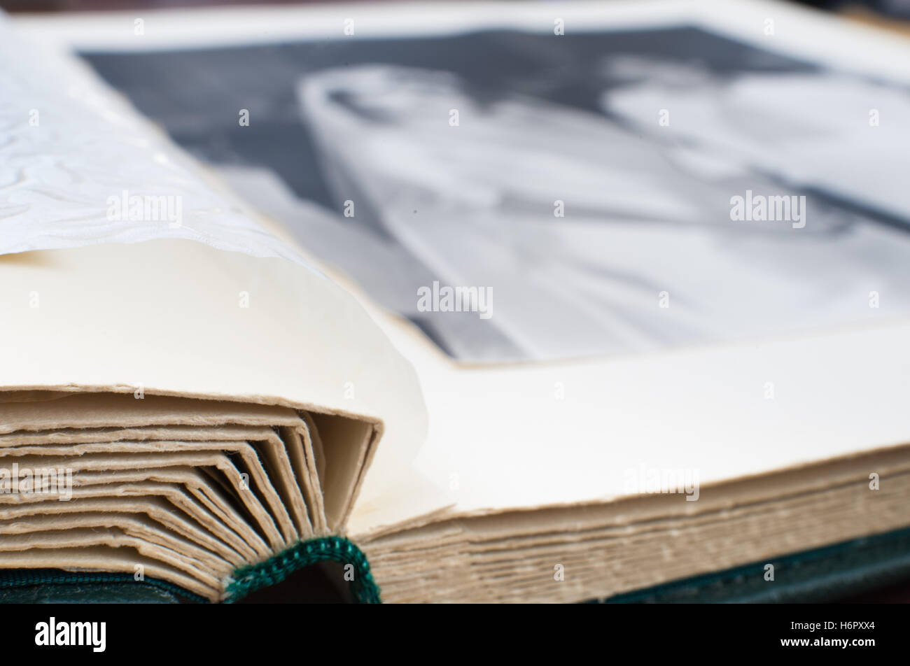 Antique photo album libro con fuori fuoco in bianco e nero il matrimonio foto della pagina Foto Stock