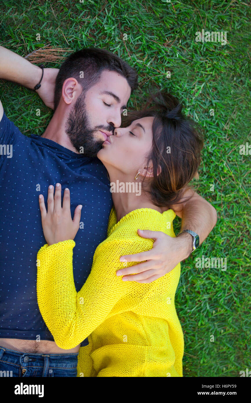 Romantico amare giovane in amore kissing sull'erba Foto Stock