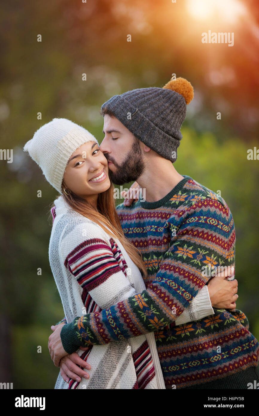 Ragazzo e ragazza, kiss in inverno Foto Stock