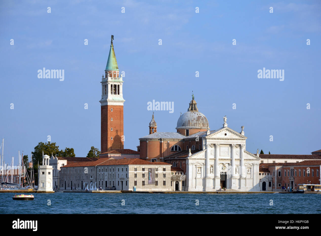 Vista da San Marco a Isola di San Giorgio Maggiore nella laguna di Venezia in Italia. Foto Stock