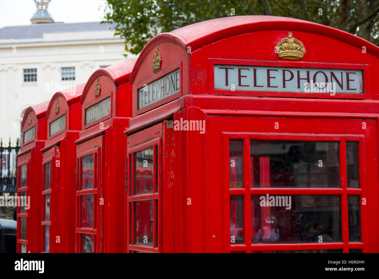 Fila di tipico Londra cabine telefoniche - cabina telefonica Foto Stock