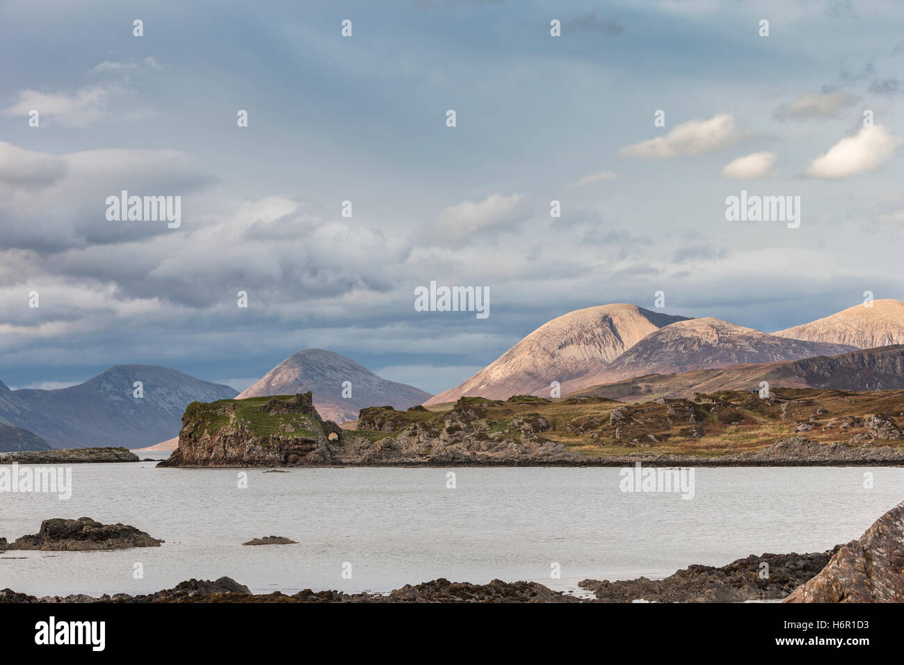 Dunscaith rovine del castello sull'Isola di Skye. Foto Stock