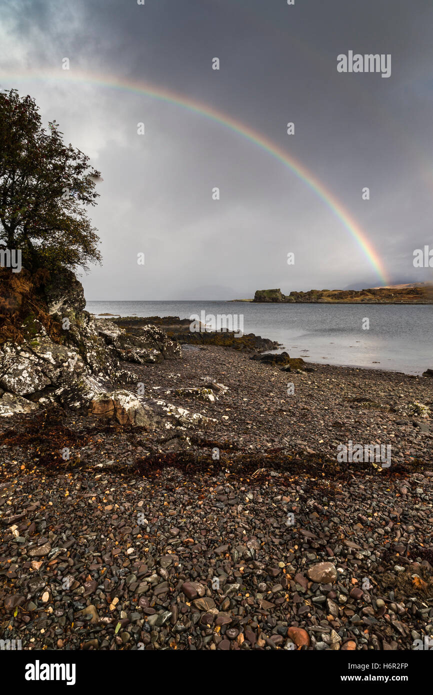 Arcobaleno su Loch Eishort sull'Isola di Skye. Foto Stock