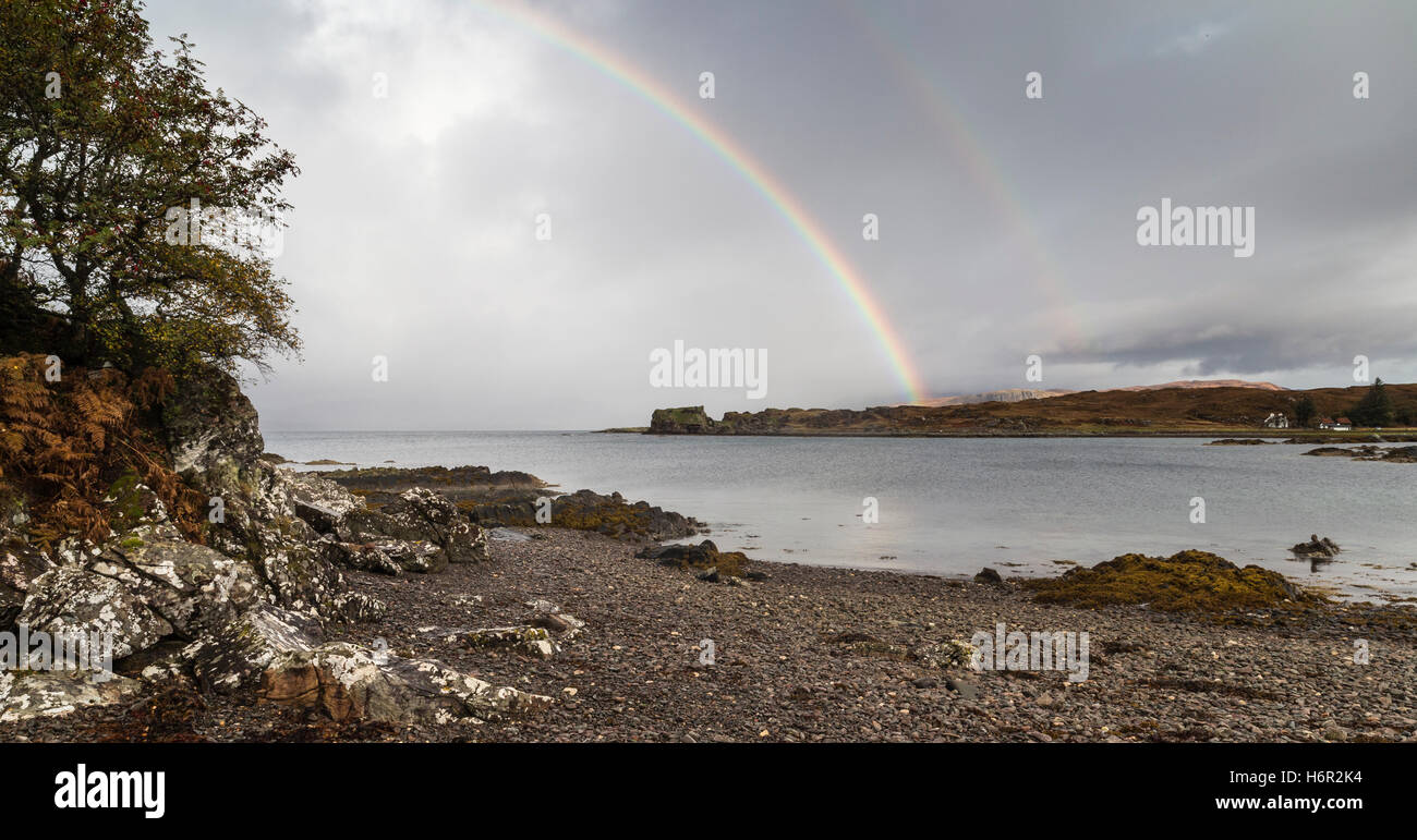 Arcobaleno su Loch Eishort sull'Isola di Skye. Foto Stock