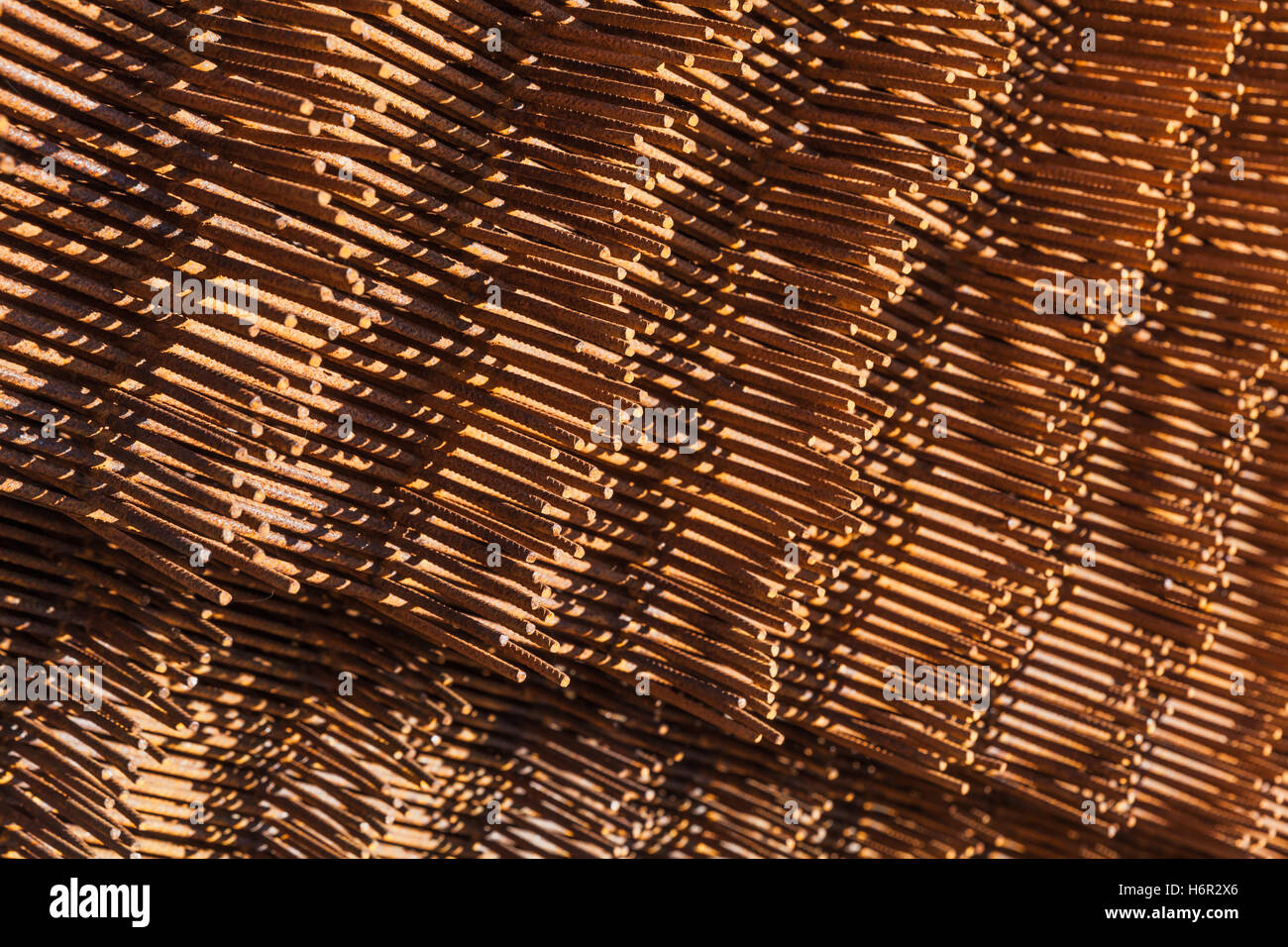Abstract background industriale con la pila di arrugginita rete di rinforzo di elementi, foto con messa a fuoco selettiva Foto Stock