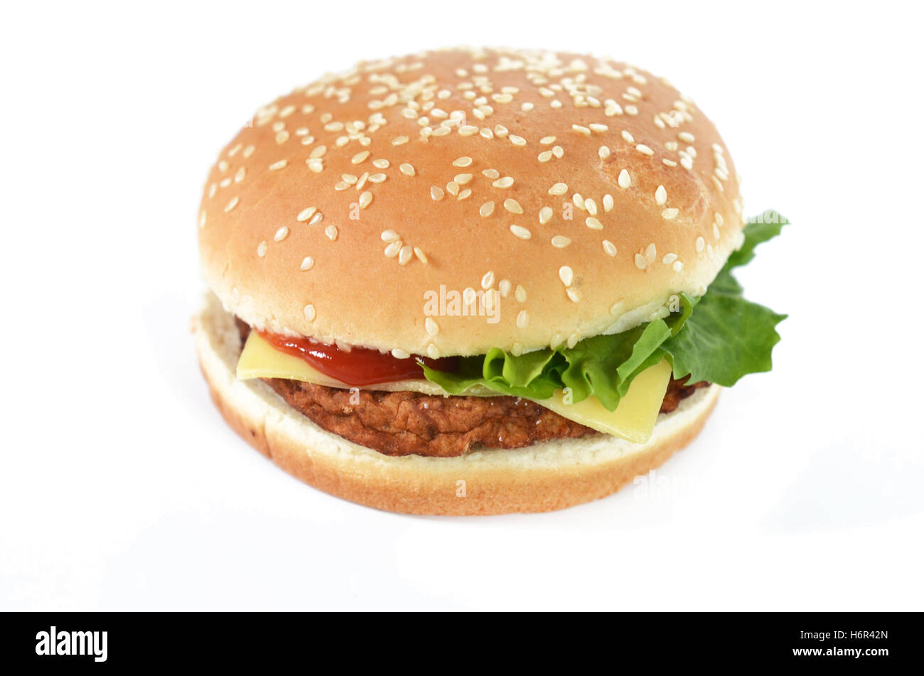 Formaggio un fast food roll kaiser hamburger burger cittadino burgher cheeseburger ketchup insalata aliment cibo insalubrious isolato Foto Stock