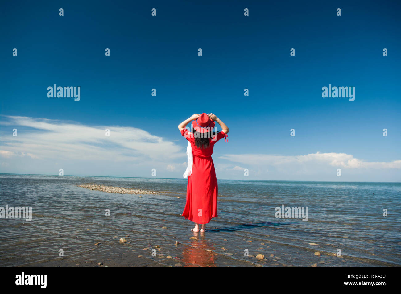 Una vista della ragazza cinese con la schiena, sul lato del lago di Qinghai, Cina. Foto Stock