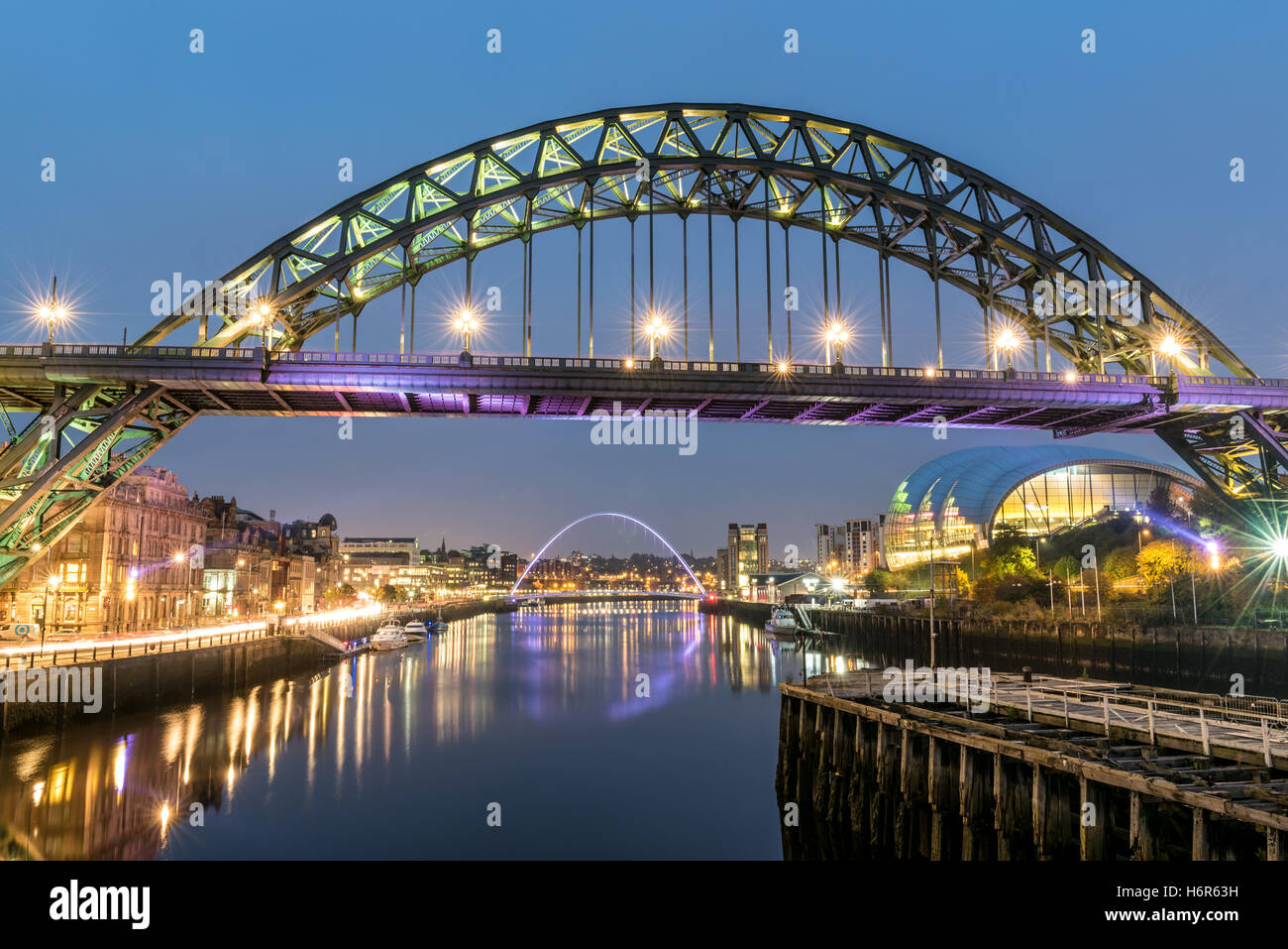 Fiume Tyne e Tyne Bridge di Newcastle-Upon-Tyne al crepuscolo Millennium bridge e salvia Arts Center sono anche visibili Foto Stock