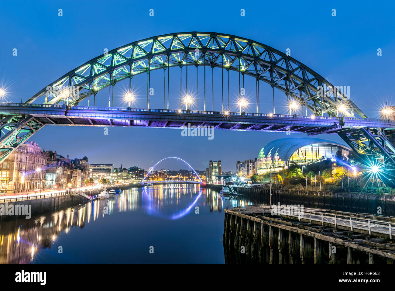 Fiume Tyne e Tyne Bridge di Newcastle-Upon-Tyne al crepuscolo Millennium bridge e salvia Arts Center sono anche visibili Foto Stock