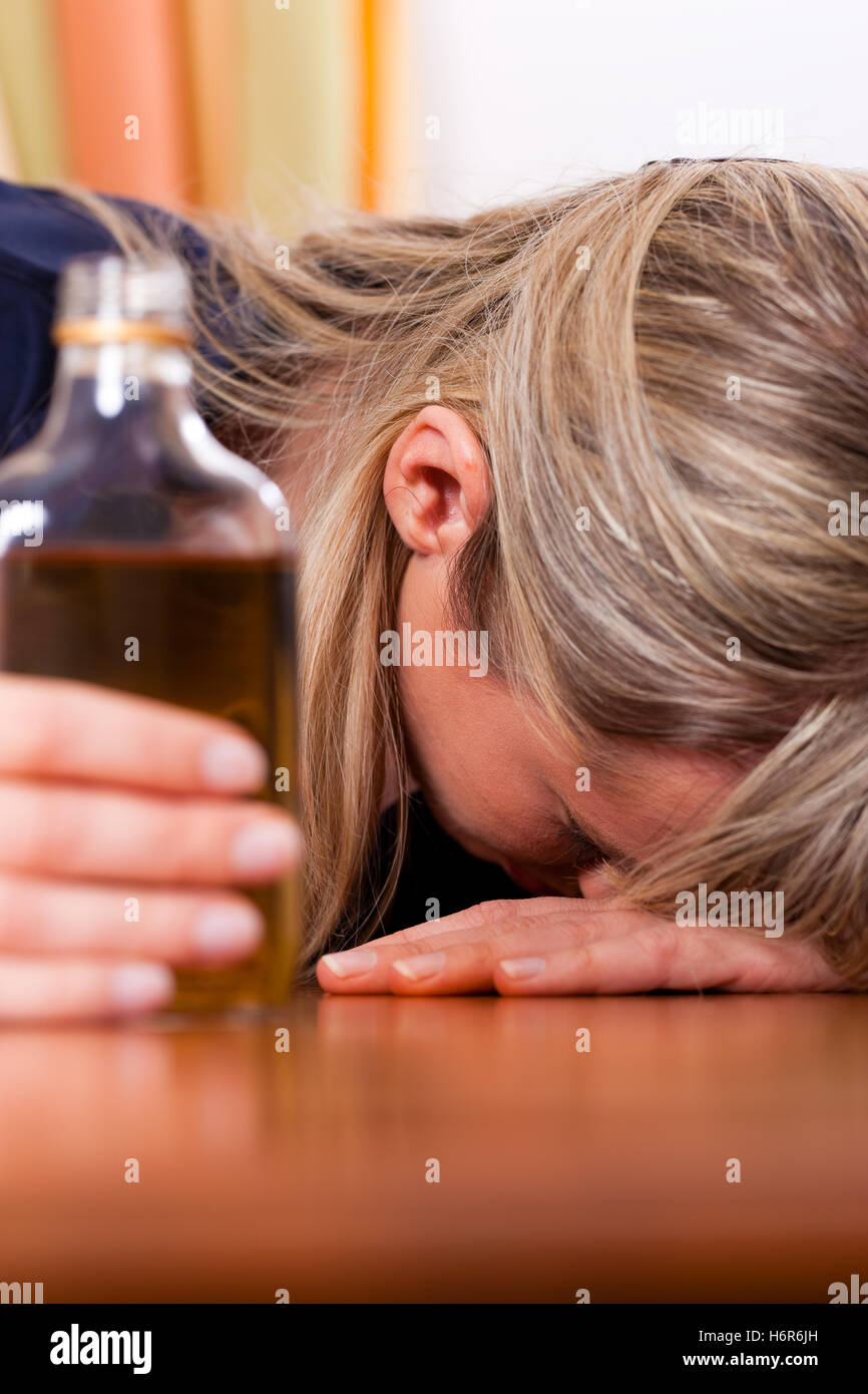 Alcool e abuso - donna bere troppo brandy Foto Stock