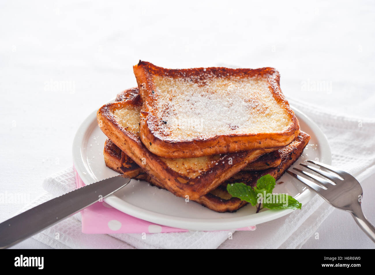 Cibo aliment sweet morning toast alla francese dessert domani snack food aliment pane dolce isolato closeup caldo dorato orizzontale Foto Stock