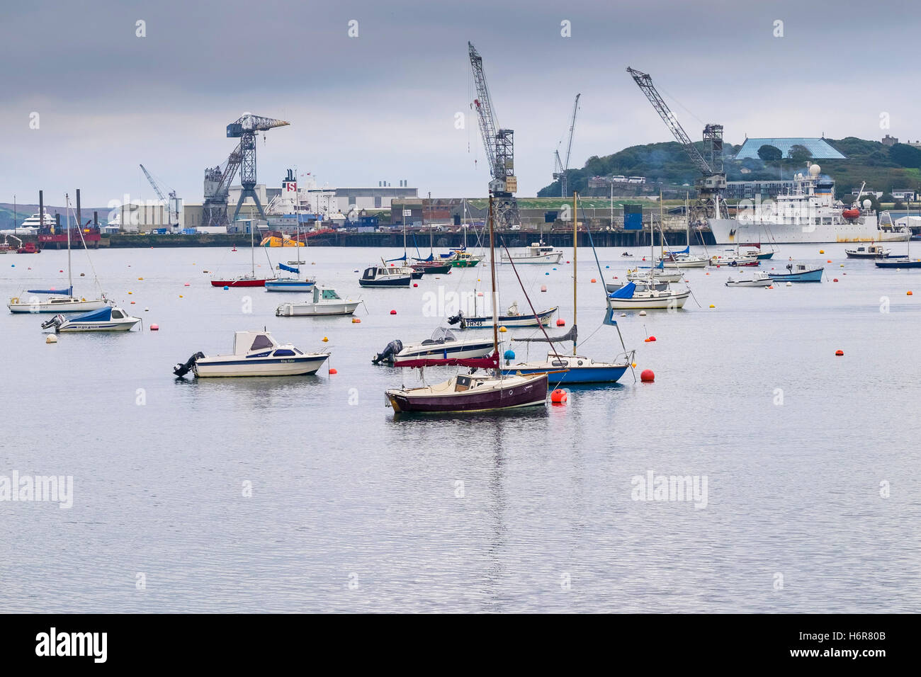 Barche ormeggiate sul fiume Fal con Falmouth Docks in background, Cornwall. Foto Stock