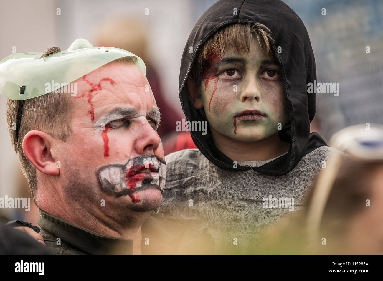 Gli zombie. Le famiglie e i bambini si riuniscono per l annuale Zombie Crawl in Newquay, Cornwall. Foto Stock