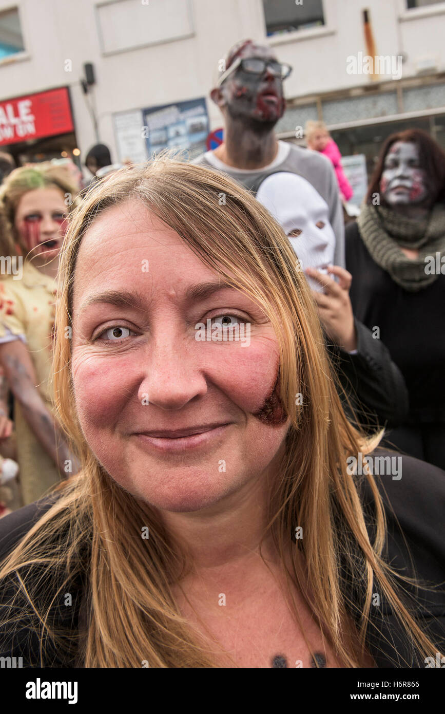 Gli zombie. Le famiglie e i bambini si riuniscono per l annuale Zombie Crawl in Newquay, Cornwall. Foto Stock