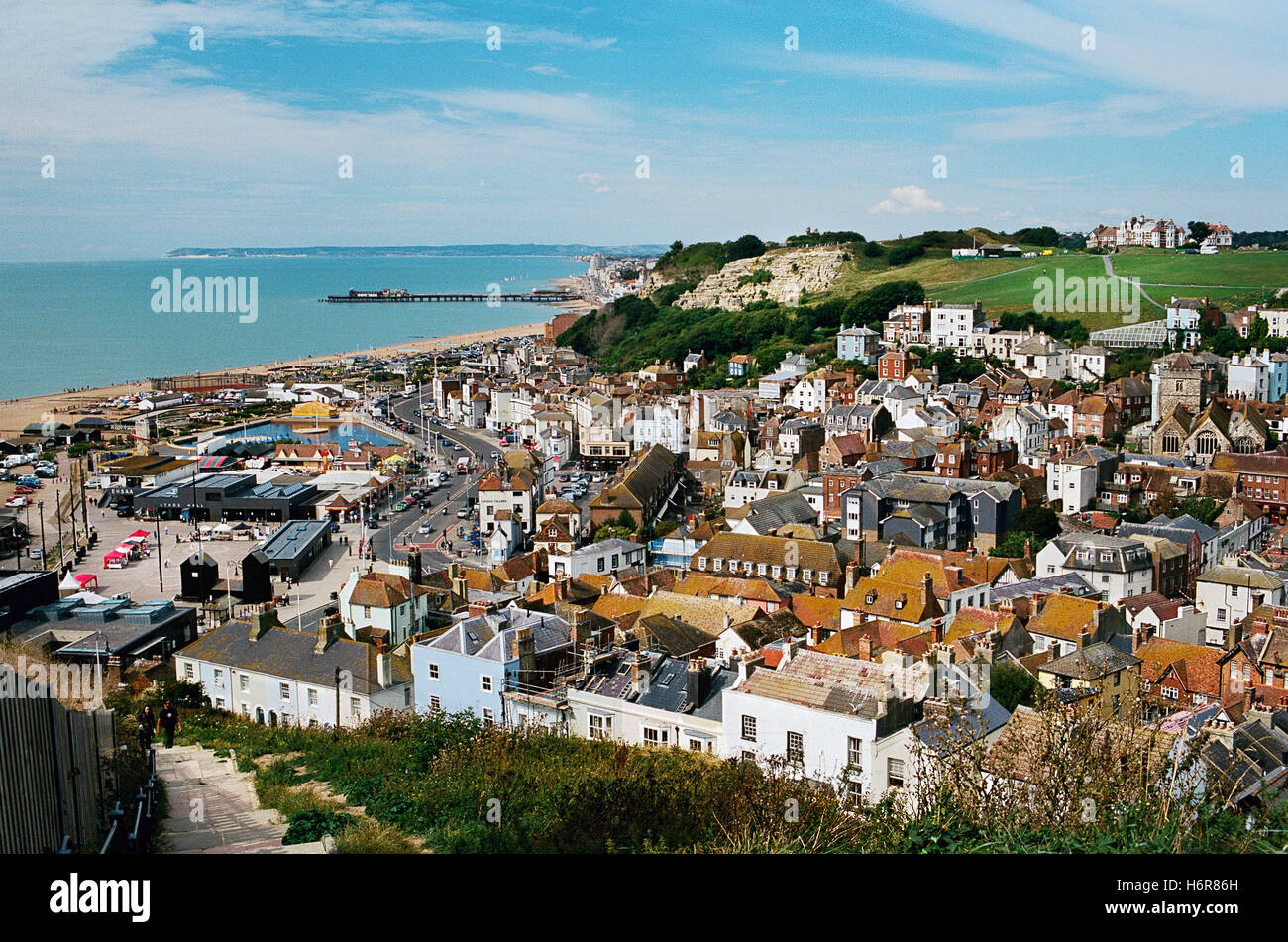 Hastings, East Sussex, sulla costa meridionale del Regno Unito, da est collina che si affaccia sulla città vecchia Foto Stock