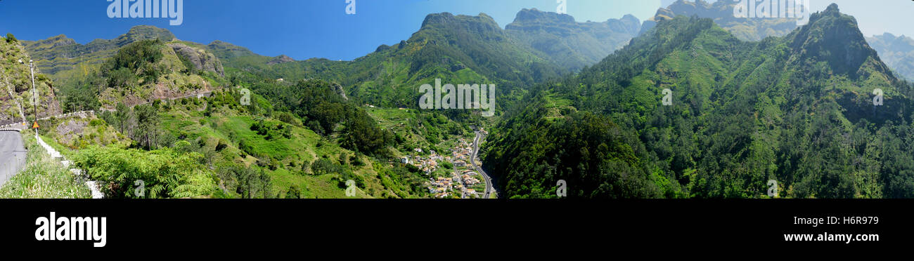 Panorama con il trasporto su strada e al villaggio passano in Madeira Foto Stock