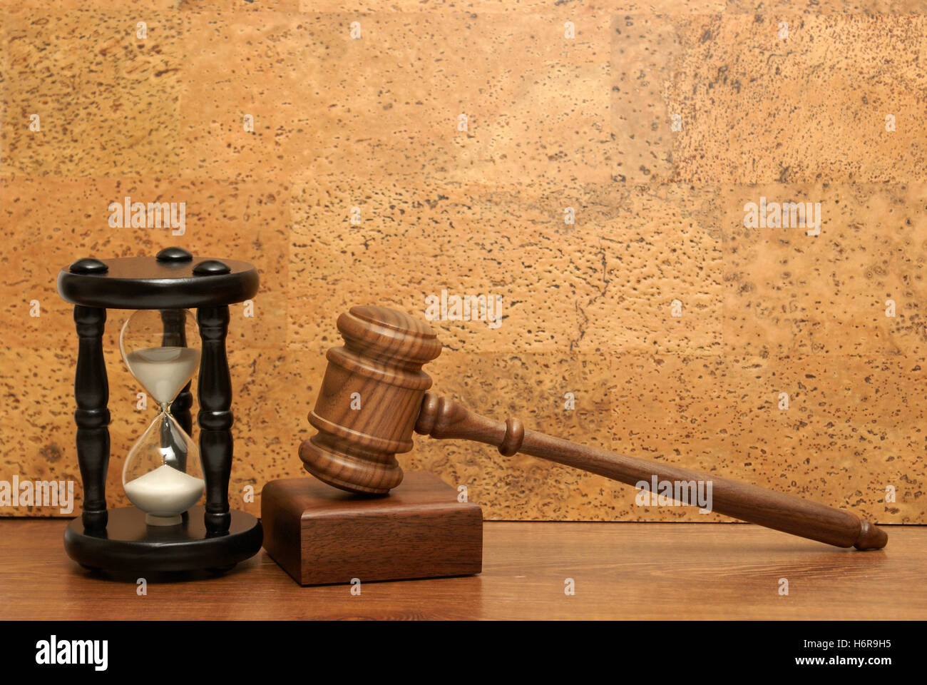 Modello di ordine progetto design concept bozza del piano di legno marrone marrone brunette orologio tempo data indicazione temporale del diritto della criminalità innocente Foto Stock