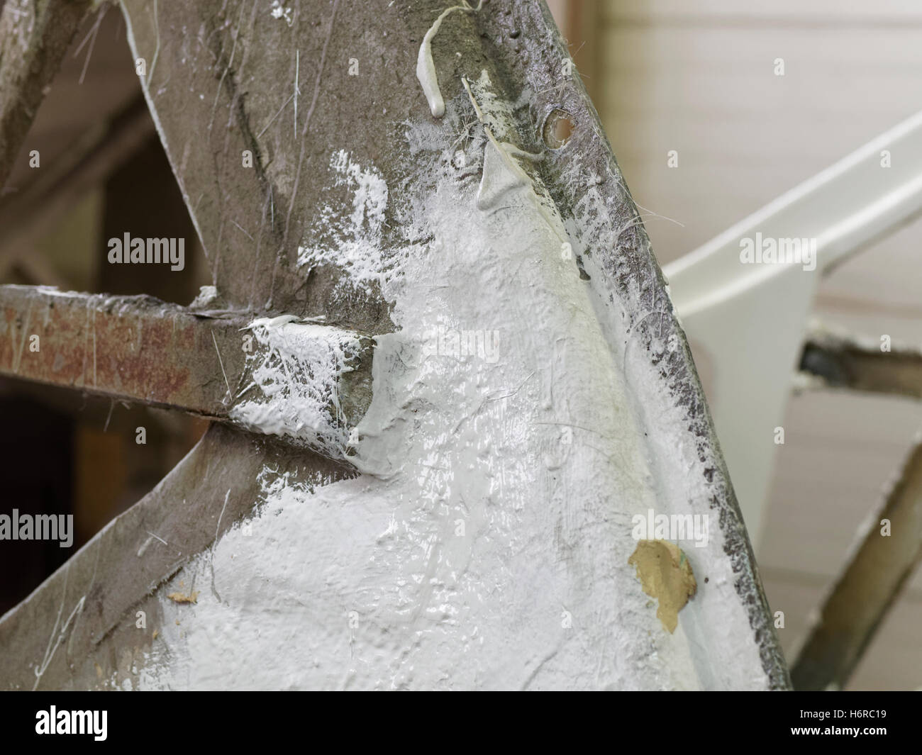 Incompiuta scafo durante la produzione (realizzato in fibra di vetro) in vari stadi di produzione Foto Stock