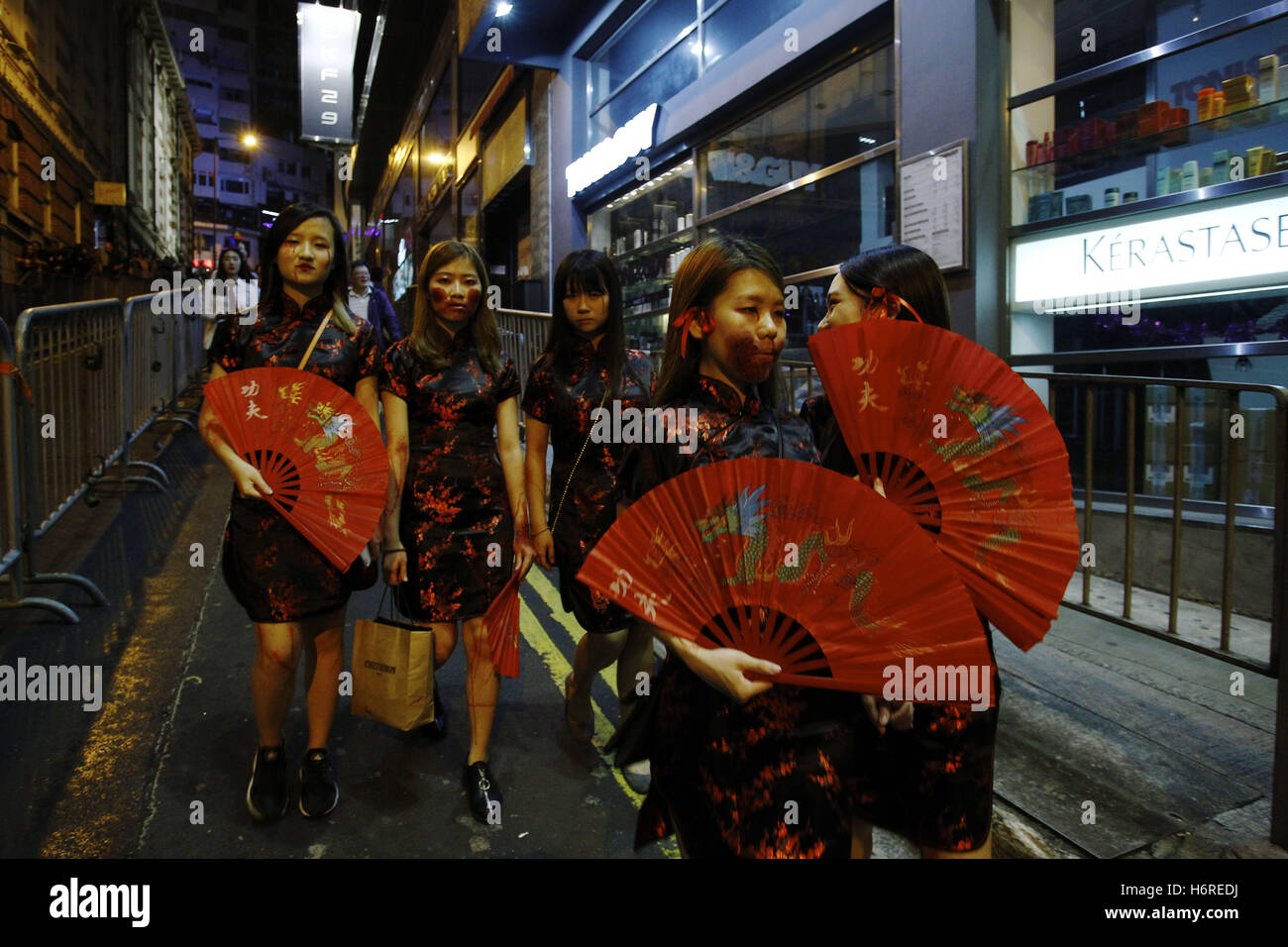 Un gruppo di ragazze vestito da donna cinese fantasmi a piedi giù per la strada presso la centrale nella notte di Halloween annuale celebrazione. Oct 31, 2016. Hong Kong. 31 ott 2016. Liau Chung Ren/ZUMA © Liau Chung Ren/ZUMA filo/Alamy Live News Foto Stock