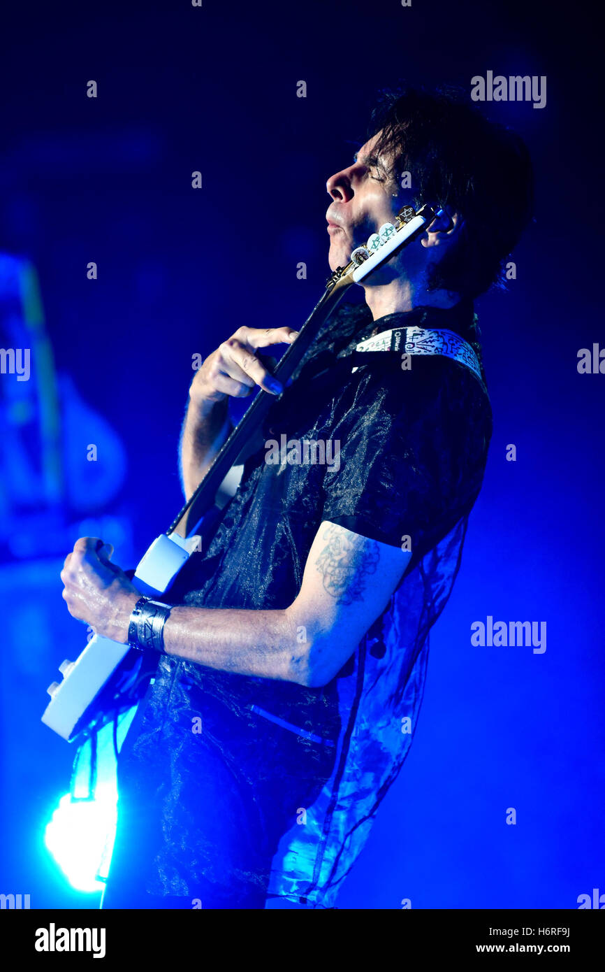 Toronto, Ontario, Canada. 30 ott 2016. Roccia iconico chitarrista e compositore steve vai performes al centro nella piazza di Kitchener, Ontario come parte del suo ''La passione e la guerra 2016 World Tour' © Igor Vidyashev/ZUMA filo/Alamy Live News Foto Stock