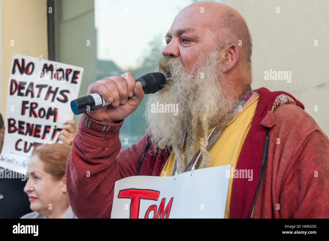 Londra, Regno Unito. Il 31 ottobre 2016. Roy Bard della Salute Mentale rete di resistenza parla alla protesta presso l'ufficio nazionale di salute mentale di carità mente in Stratford. La mente ha omesso di citare gli effetti della riforma del welfare, sanzioni o di benefici connessi decessi nella sua ultima strategia quinquennale e ha lasciato cadere il suo sostegno per la lunga corte caso volte ad obbligare il governo a rendere WCA più sicura per le persone con la salute mentale condizioni. Credito: Peter Marshall / Alamy Live News Foto Stock