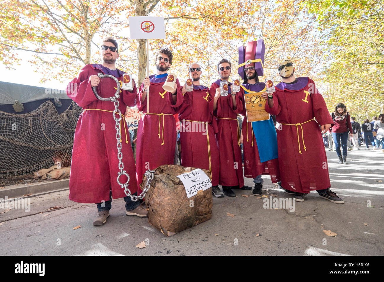 Lucca, Italia. 31 ottobre, 2016. Cosplayers vestito a Lucca Comics and Games 2016. Lucca Comics è la più importante manifestazione dedicata al fumetto e giochi in Italia. Credito: Tony Anna Mingardi/risveglio/Alamy Live News Foto Stock