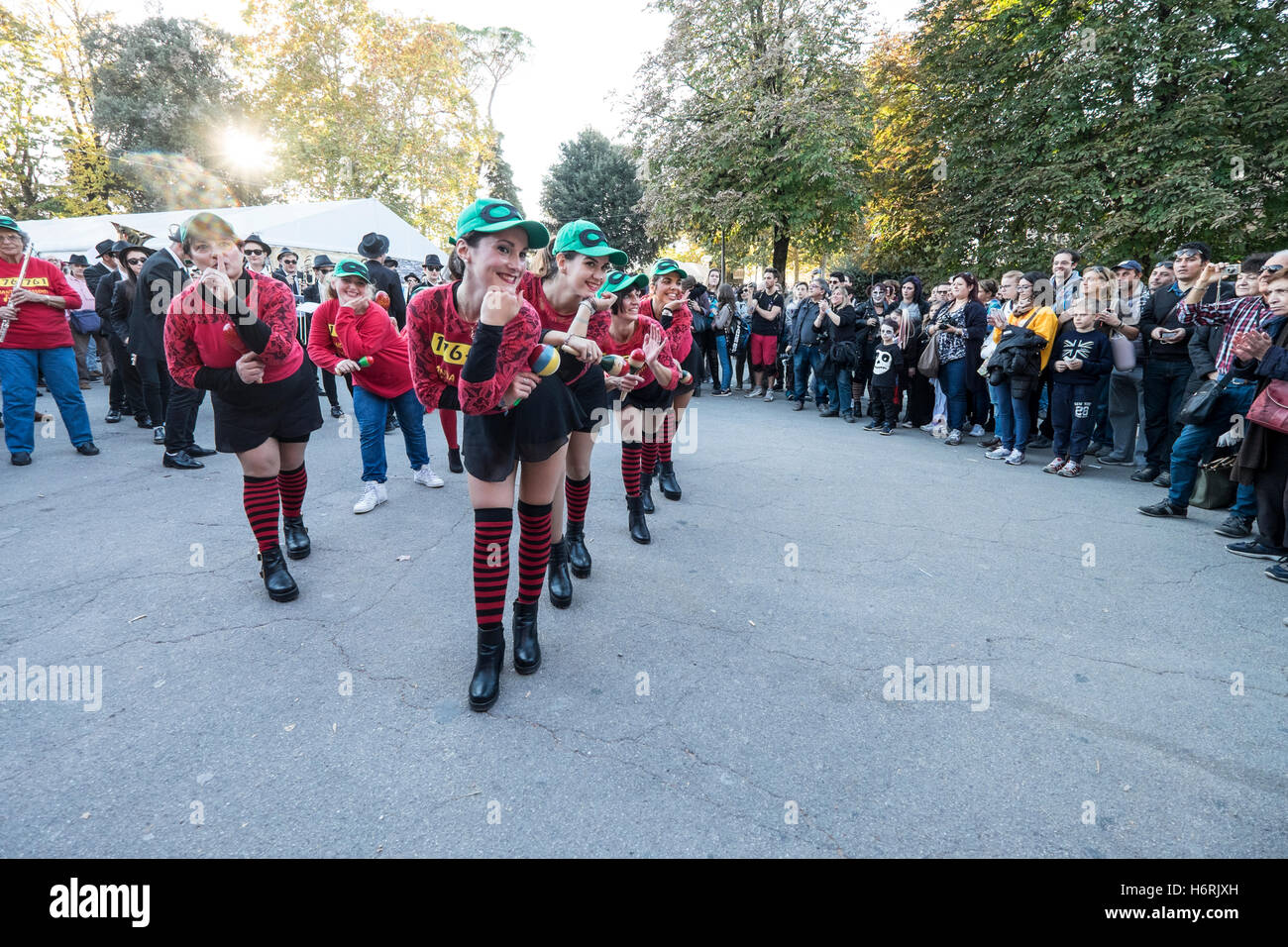 Lucca, Italia. 31 ottobre, 2016. Cosplayers vestito a Lucca Comics and Games 2016. Lucca Comics è la più importante manifestazione dedicata al fumetto e giochi in Italia. Credito: Tony Anna Mingardi/risveglio/Alamy Live News Foto Stock