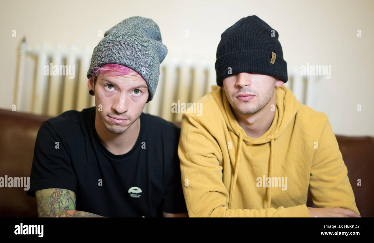 Amburgo, Germania. 31 ott 2016. Tyler Joseph (R) e Josh Dun della American duo musicale ventuno piloti nel palazzetto arena durante un colloquio con l Agenzia Tedesca di Stampa (dpa) ad Amburgo, Germania, 31 ottobre 2016. Foto: Daniel Reinhardt/dpa/Alamy Live News Foto Stock