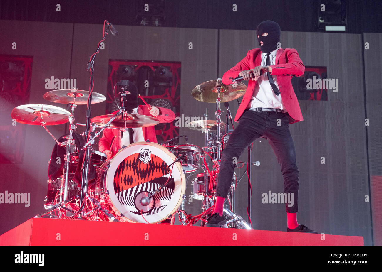 Amburgo, Germania. 31 ott 2016. Tyler Joseph (R) e Josh Dun della American duo musicale ventuno piloti in concerto presso il Palazzetto arena di Amburgo, Germania, 31 ottobre 2016. Foto: Daniel Reinhardt/dpa/Alamy Live News Foto Stock