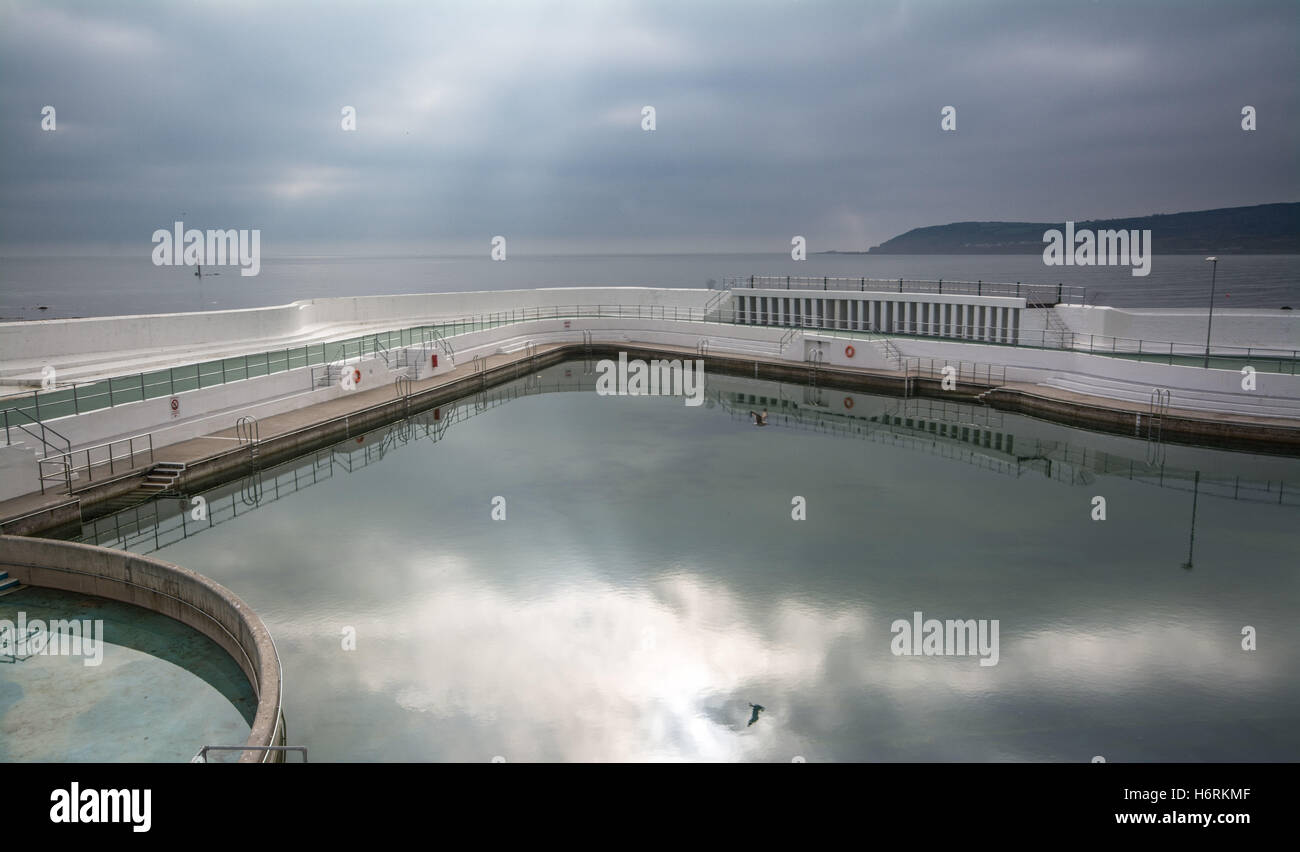 Penzance, Cornwall, Regno Unito. 1 novembre 2016. Regno Unito Meteo. Dopo un avvio misty il sole inizia a rompere attraverso il lieve inizio a novembre. Visto qui il Giubileo Lido piscina che è stato riaperto questo anno dopo una tempesta. Foto Stock