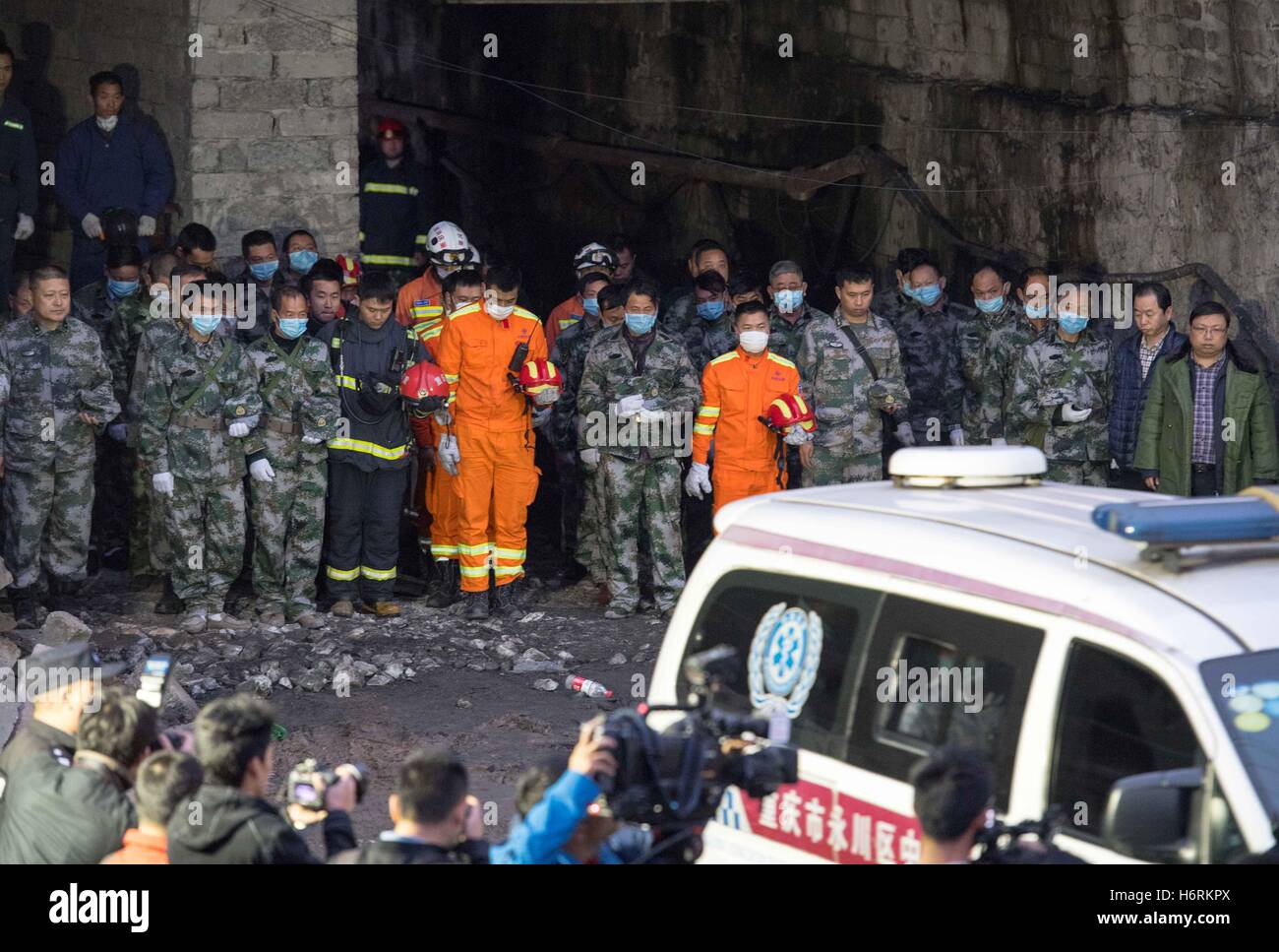 Chongqing Cina. 1 Nov, 2016. Soccorritori in lutto per le vittime a Jinshangou miniera di carbone nel distretto Yongchuan di Chongqing, a sud-ovest della Cina, nov. 1, 2016. Diciotto i minatori sono stati confermati morti dopo un esplosione in miniera di carbone a Chongqing lunedì mattina. Credito: Liu Chan/Xinhua/Alamy Live News Foto Stock