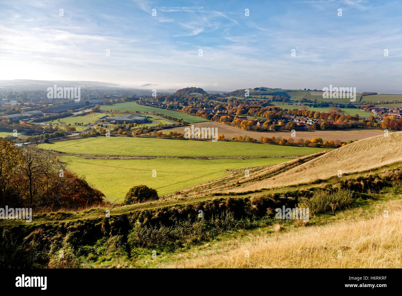 Battlesbury Hill, Warminster, Wiltshire, Regno Unito. 31 ott 2016. Una bella giornata autunnale guardando attraverso Warminster da Battlesbury collina con un lontano Cley Hill è avvolta nella nebbia. Credito: Andrew Harker/Alamy Live News Foto Stock